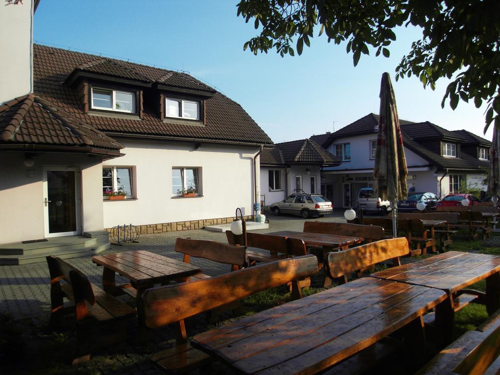 Penzion A Restaurace U Veterana Frenštát pod Radhoštěm Exterior foto